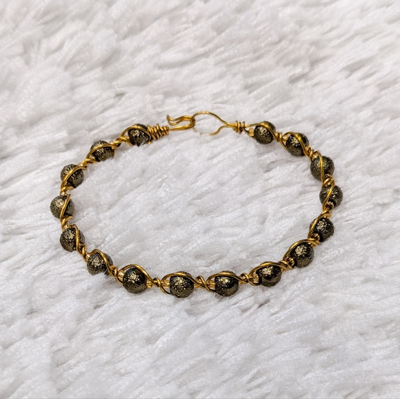 Golden Green Metal Wrapped Bracelet - Picture 2 of 3